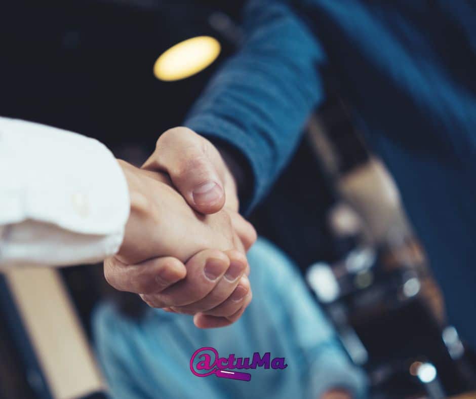 Zakelijk netwerk - ondernemers leggen handen op elkaar